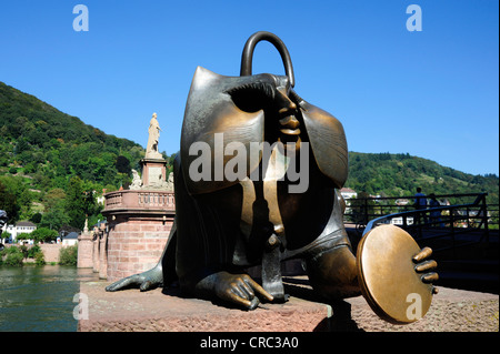 Brueckenaffe, sculpture en bronze d'un singe à côté de l'Alte Bruecke ou Karl-Theodor-Bruecke pont traversant la rivière Neckar Banque D'Images