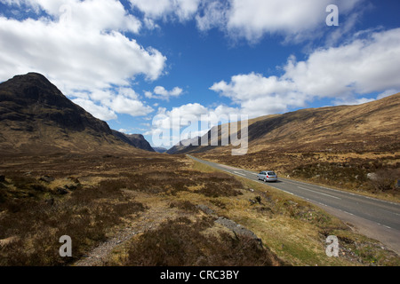 Voiture sur a82 route à travers glencoe highlands scotland uk Banque D'Images
