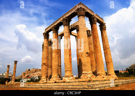 Temple de l'Olympe Zeus et l'Acropole à Athènes, Grèce Banque D'Images