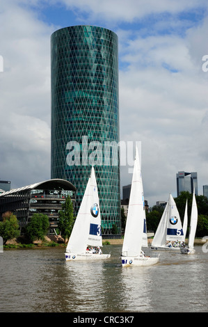 Bateaux à voile sur la rivière, BMW Sailing Cup, Westhafen Tower dans le quartier Gutleutviertel, Frankfurt am Main, Hesse Banque D'Images