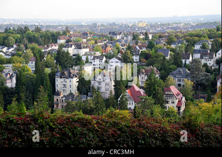 Vue depuis le Neroberg hill vers une villa exclusive trimestre, Wiesbaden, capitale de la Hesse, Germany, Europe Banque D'Images