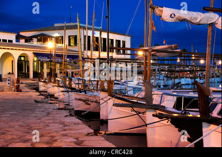 Voiliers dans le port dans la soirée, marina de Puerto de Pollensa, Port de Pollença, Majorque, Iles Baléares Banque D'Images