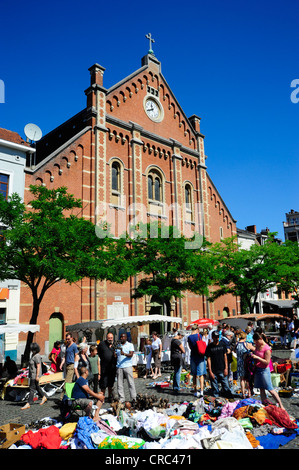 Marché aux puces sur la place du jeu de balle, Vossenplein, avec Immaculee Conception à l'arrière de l'église, Les Marolles, quartier Marolles Banque D'Images