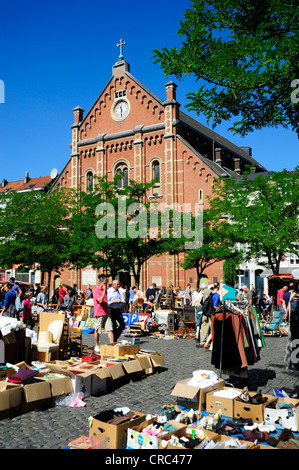 Marché aux puces de la Place du jeu de balle ou Vossenplein square, en face de l'IMMACULEE Conception church, Les Marolles Banque D'Images