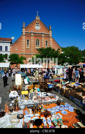 Marché aux puces de la Place du jeu de balle ou Vossenplein square, en face de l'IMMACULEE Conception church, Les Marolles Banque D'Images