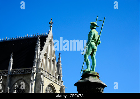 Église Notre Dame du Sablon Sablon Kerk, sculpture, statue, dans le jardin, place du Petit Sablon Sablon square ou Kleine Plein Banque D'Images