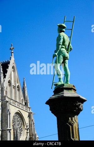 Église Notre Dame du Sablon Sablon Kerk, sculpture, statue, dans le jardin, place du Petit Sablon Sablon square ou Kleine Plein Banque D'Images