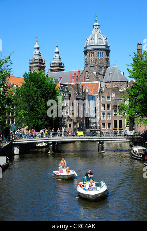 Bateaux, pont sur un canal dans le district de Wallen, red-light district, Oudezijds Voorburgwal canal, Nicolaas, église de St. Banque D'Images