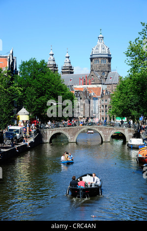 Bateaux, pont sur un canal dans le district de Wallen, red-light district, Oudezijds Voorburgwal canal, Nicolaas, église de St. Banque D'Images