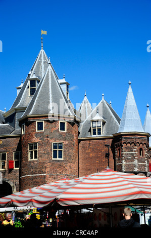 Marché hebdomadaire sur la place Nieuwmarkt, De Waag, l'ex-balance à l'arrière, le quartier historique, Amsterdam, Hollande du Nord Banque D'Images