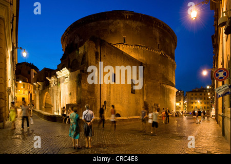 Côté arrière du panthéon sur la Via dei Cestari au crépuscule, Rome, Italie, Europe Banque D'Images