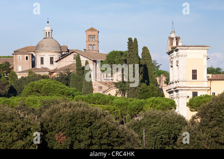 Basilica dei Santi Giovanni e Paolo à gauche, la façade de San Gregorio Magno à droite, Rome, Italie, Europe Banque D'Images