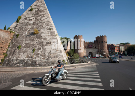 Pyramide de Caius Cestius, faite de marbre blanc, de côté la Porta San Paolo, Rome, Italie, Europe Banque D'Images