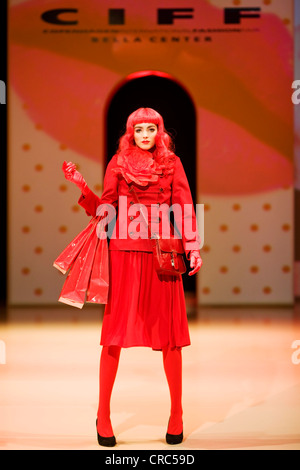 Modèle féminin montrant robe rouge à la copenhagen international fashion fair, Copenhague, Danemark, Europe Banque D'Images