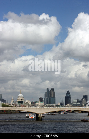 Ville de London, St. Pauls, Tour 42 cornichon avec Londres Waterloo Bridge au premier plan sur la Tamise à Londres avec Banque D'Images
