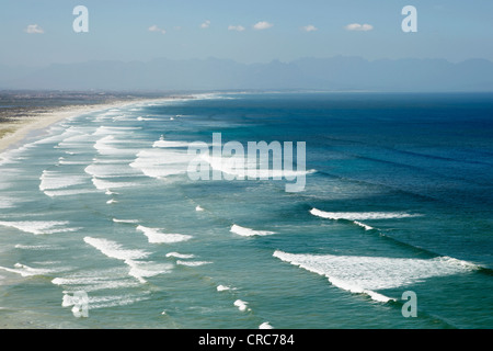 Vagues roulant sur une plage de sable Banque D'Images