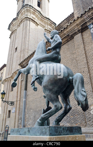 Sculpture cheval en face de Pablo Gasgallo au musée San Felipe square à Saragosse, Aragon, Espagne Banque D'Images