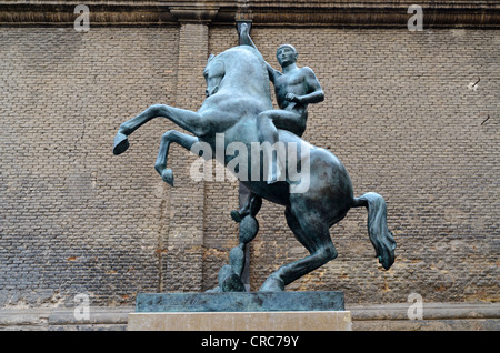 Sculpture cheval en face de Pablo Gasgallo au musée San Felipe square à Saragosse, Aragon, Espagne Banque D'Images