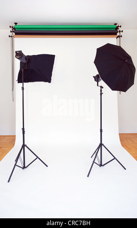 Studio Photo vides avec des lumières et Fond blanc Banque D'Images