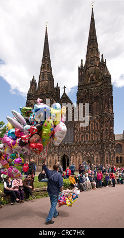 Vendeur de ballons à la foule en attente de tradional Bower procession dans la Cathédrale de Lichfield Staffordshire England Fermer Banque D'Images