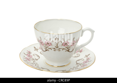 À motifs d'ornements Bone China Tea Cup and Saucer sur fond blanc - studio shot Banque D'Images