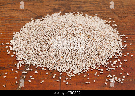 Les graines de chia blanc biologique riche en acides gras omega-3 - superfood - sur une surface de bois grunge Banque D'Images