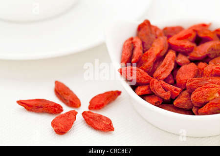 Baies de goji séchées bio (wolfberry) dans un petit bol en céramique - superfood tibétain Banque D'Images