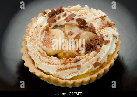 Banoffee pie (vue de dessus sur un plat de service noir Banque D'Images