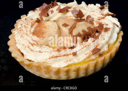 Gros plan d'une Banoffee pie avec un fond noir Banque D'Images