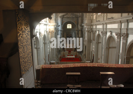 Vue depuis l'arrière de l'église de Santa Felicita à Florence des Médicis depuis le balcon privé sur le corridor de Vasari. Banque D'Images