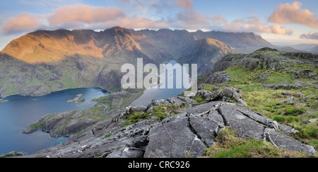 Vue panoramique depuis le sommet de Sgurr na ires sur l'île de Skye, à Loch Coruisk plus vers le Black Cuillin ridge Banque D'Images