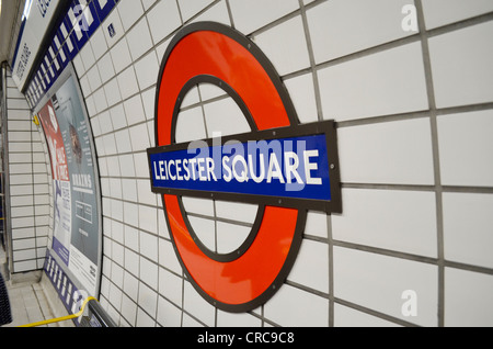 La station de métro Leicester square sign Banque D'Images