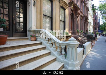 Les marches de la véranda et balustrade de ciment dans la plus ancienne de Brooklyn et le quartier le plus riche, Brooklyn Heights. Banque D'Images