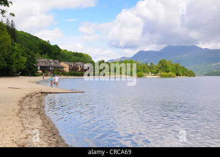 De Luss pier à North sur le Loch Lomond à Ben Lomond dans le lointain à l'arrière. Banque D'Images