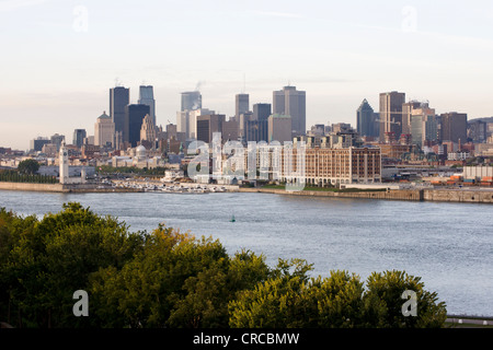 Vue sur les toits de Montréal à partir de Saint Helen's Island dans le fleuve Saint-Laurent. Banque D'Images