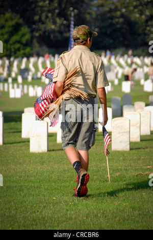 Boy-Scout de placer des drapeaux américains à Chattanooga National Cemetery, Memorial Day 2012 Banque D'Images