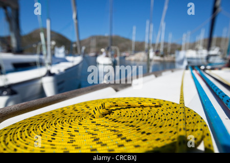Close-up d'une corde d'amarrage sur un yacht moderne. Banque D'Images