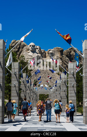 Les touristes à Mount Rushmore National Memorial avec l'avenue des drapeaux d'état menant à la zone de visualisation, Black Hills, Dakota du Sud, USA Banque D'Images