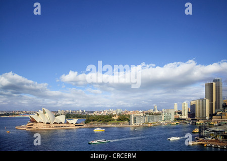 Le port de Sydney sur une journée d'hiver ensoleillée, avec l'Opéra de Sydney, Circular Quay et le port très animé. Banque D'Images