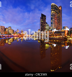 Toits de Melbourne, au crépuscule, se reflétant dans la rivière Yarra Banque D'Images