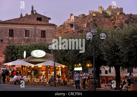 Un café, un bar sur la Piazza Vittorio Veneto, l'église Madonna della Rocca église à Castello dei Frangipane, Frangipani castle Banque D'Images