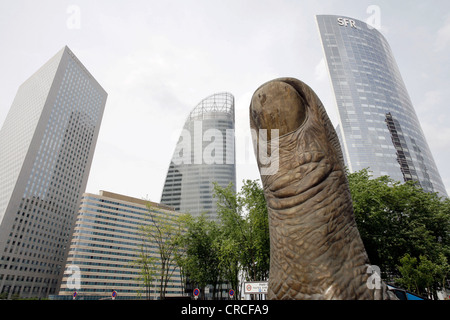 Doigt géant, sculpture par Cesar, immeubles de bureaux, la Defense, Paris, Ile de France, France, Europe Banque D'Images