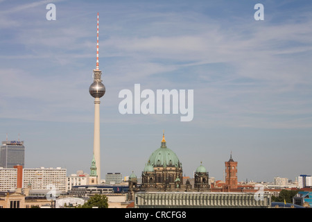 Vue sur la Tour de télévision, la cathédrale de Berlin, Rotes Rathaus, le siège du gouvernement de Berlin, Berlin, Germany, Europe Banque D'Images