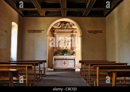 Vue intérieure avec autel et chapelle de Saint Thomas d'Aquin, Casa di San Tomaso, basilique gothique du monastère cistercien Banque D'Images