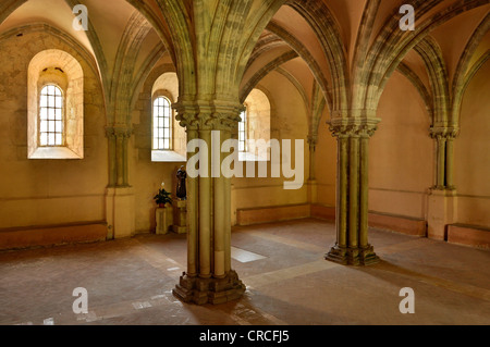 Vue de l'intérieur, salle de la capitale à la basilique gothique du monastère cistercien, l'abbaye de Fossanova près de Priverno, lazio, Italie Banque D'Images