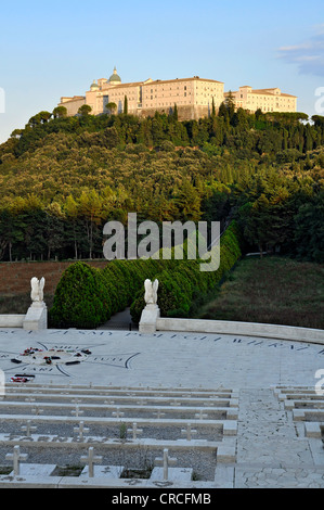 Le cimetière militaire polonais de la Seconde Guerre mondiale, sous l'abbaye bénédictine de Monte Cassino, Montecassino, Latina, Latium, Italie Banque D'Images