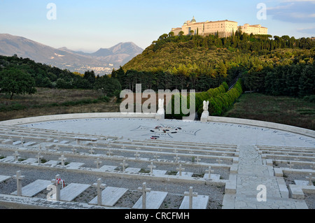 Le cimetière militaire polonais de la Seconde Guerre mondiale, sous l'abbaye bénédictine de Monte Cassino, Montecassino, Latina, Latium, Italie Banque D'Images