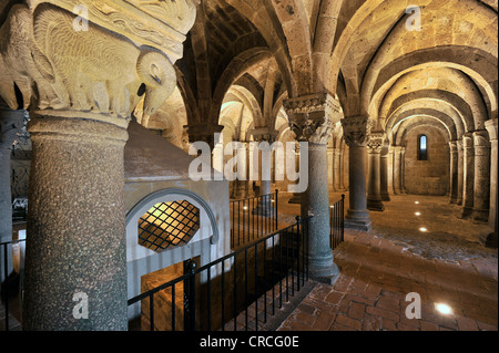 Canopy et capitales de la colonne dans le hall à piliers de la crypte païenne, 10e siècle, la cathédrale de Saint Sépulcre, Banque D'Images