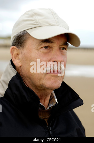 Casquette de baseball senior de beige et noir coupe-vent Banque D'Images