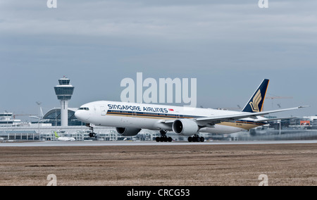 Singapore Airlines Boeing 777-312 au cours du décollage, de l'aéroport de Munich, Bavaria, Germany, Europe Banque D'Images